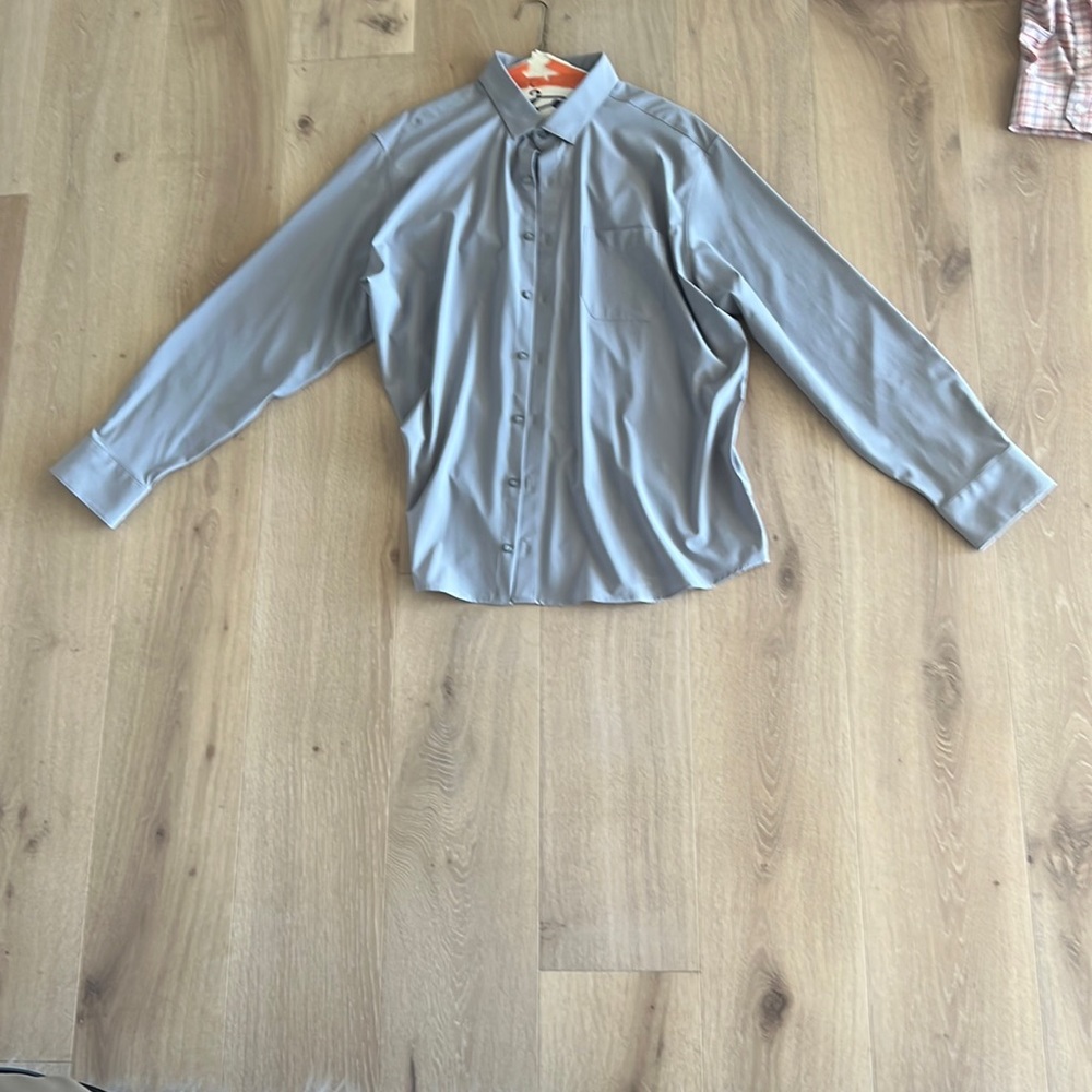 Used Mizzen+Main classic no tuck shirt.This has only been worn a couple times